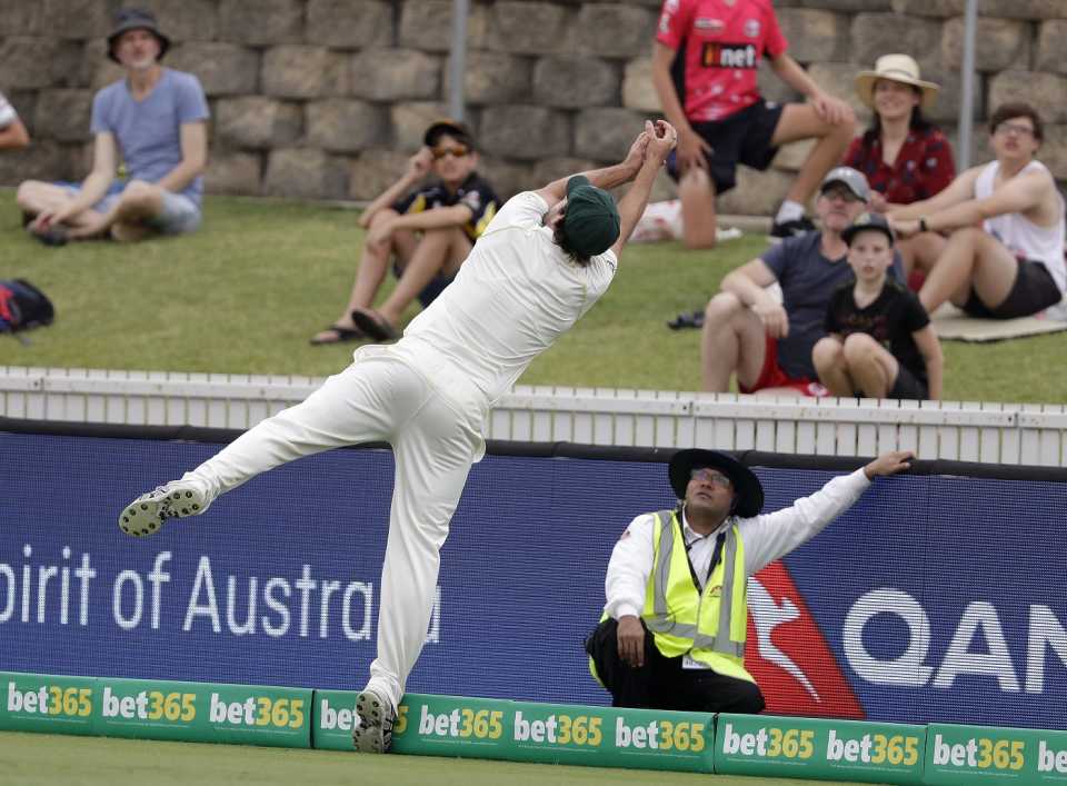 Joe Burns attempts to save a six, Australia v Sri Lanka, 2nd Test, Canberra, February 4, 2019