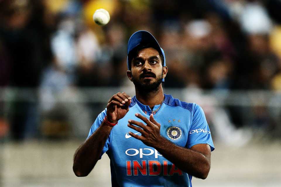 Vijay Shankar tosses the ball up, New Zealand v India, 3rd T20I, Hamilton, February 10, 2019