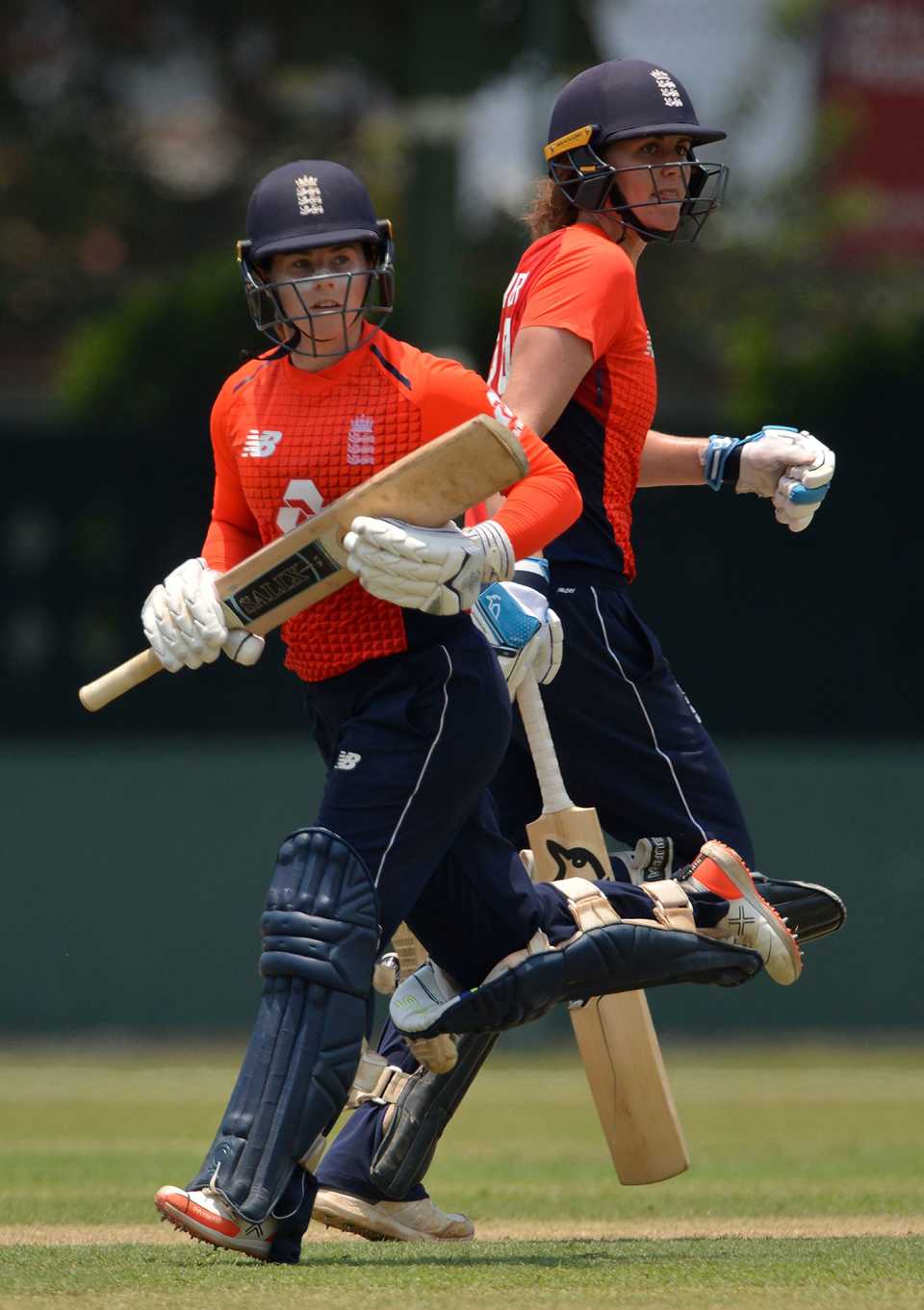 Tammy Beaumont and Nat Sciver run between the wickets