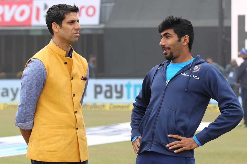 Ashish Nehra and Jasprit Bumrah talk before the start of play