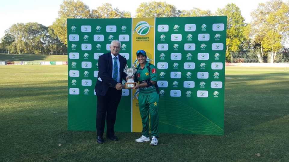 Iram Javed receives the Player-of-the-Match award, South Africa v Pakistan, 3rd women's T20I, Pietermaritzburg 