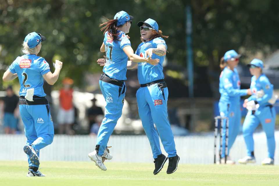 Adelaide Strikers players celebrate their win, Adelaide Strikers Women v Hobart Hurricanes Women, Brisbane, Women's Big Bash League, October 26. 2019