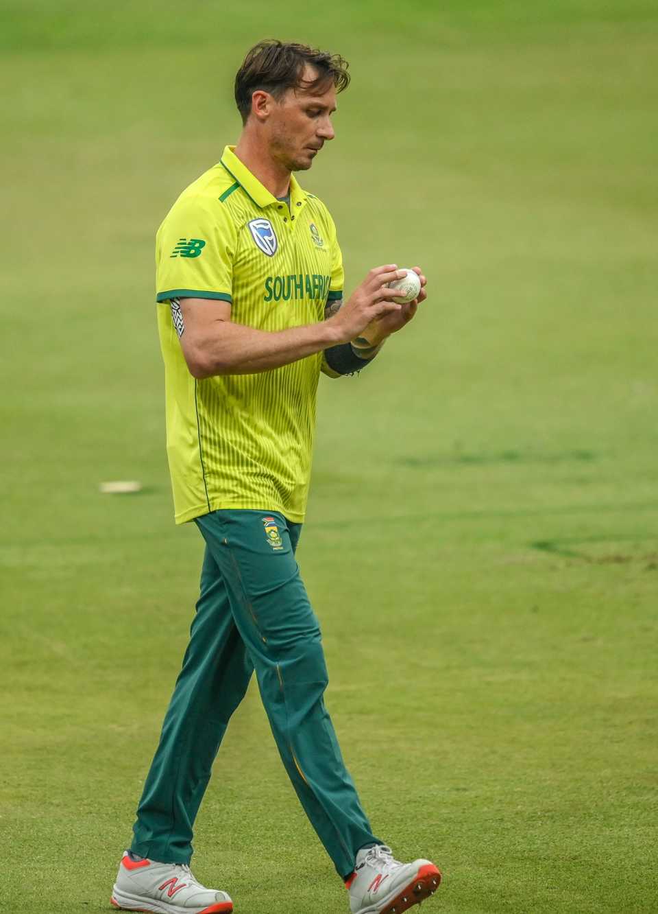 A pensive Dale Steyn walks back to his mark, South Africa v Australia, 1st T20I, Johannesburg, February 21, 2020