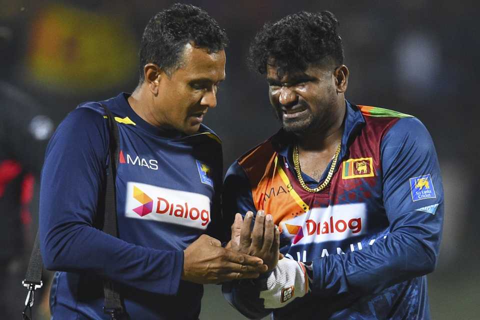 Kusal Perera had to go off the field after hurting a finger, Sri Lanka v West Indies, 2nd T20I, Pallekele, March 6, 2020
