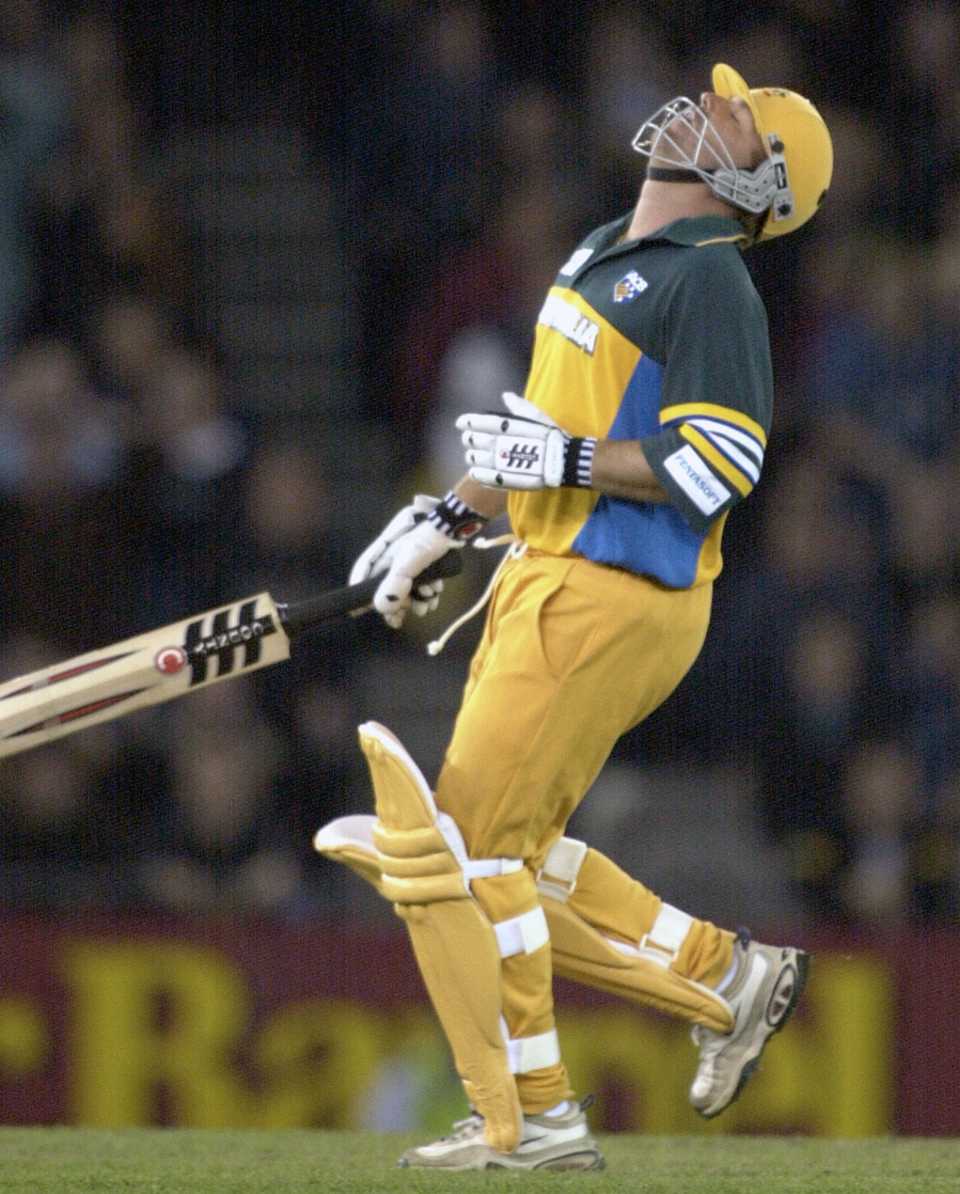 Shane Warne shows his disappointment after the match is tied, Australia v South Africa, 2nd ODI, Docklands Stadium, Melbourne, August 18, 2000