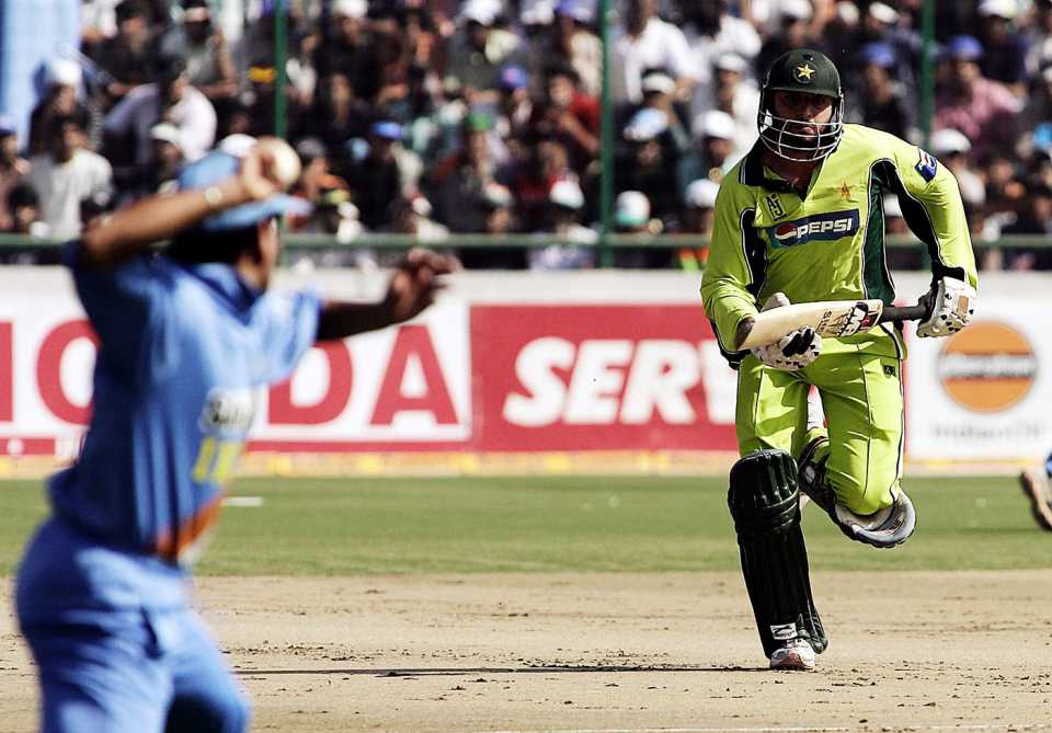 Sachin Tendulkar tries to run out Shahid Afridi, India v Pakistan, 6th ODI, Delhi, April 17, 2005