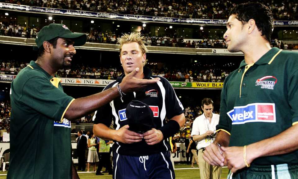 Muttiah Muralitharan, Shane Warne and Sachin Tendulkar have a chat, ICC XI v Asian XI, Melbourne, January 10, 2005