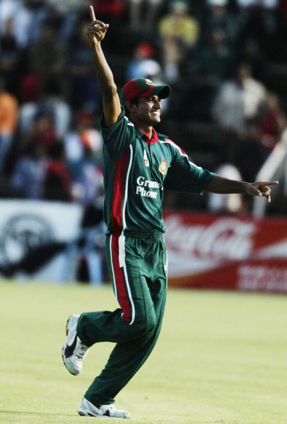 Tareq Aziz celebrates a wicket, Zimbabwe v Bangladesh, 3rd ODI, Harare, March 10, 2004