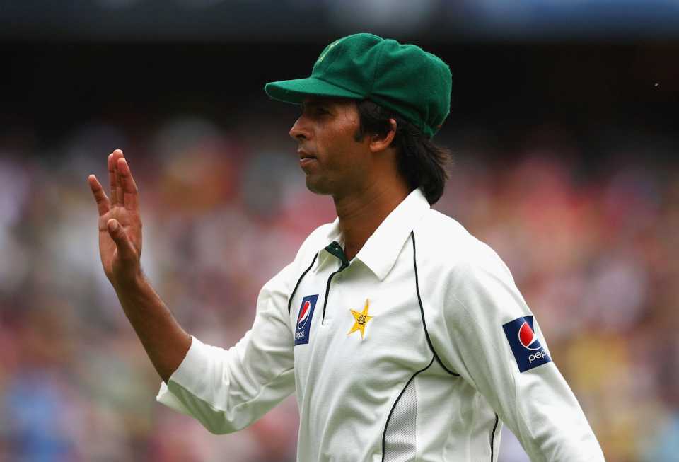 Mohammad Asif acknowledges the crowd