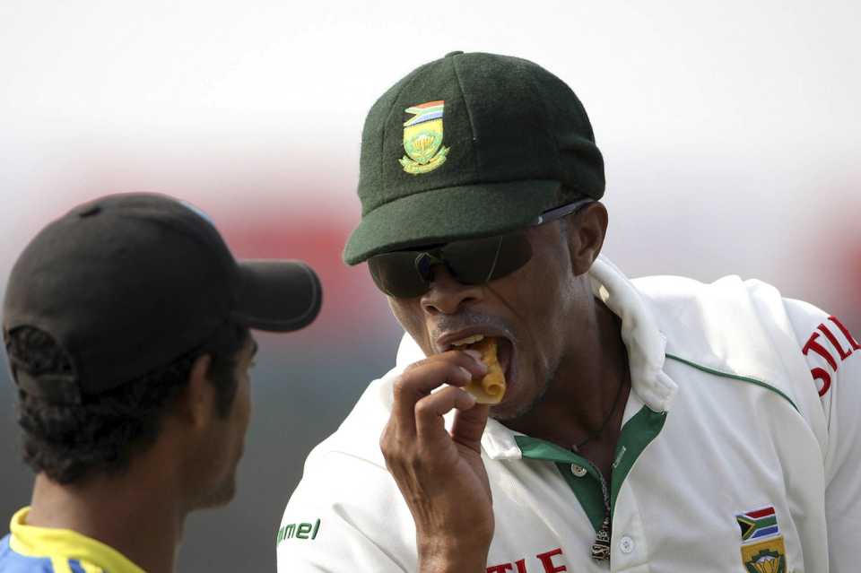 Makhaya Ntini eats a snack on the boundary