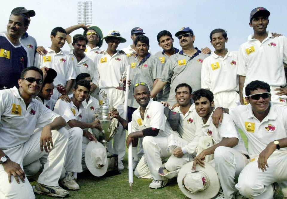Mumbai pose with the Ranji Trophy after defeating Tamil Nadu, final, Mumbai v Chennai, Ranji Trophy 2004-05, March 30 2004