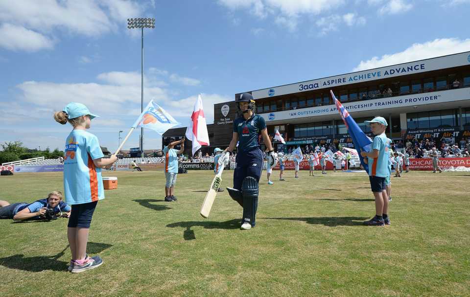 Amy Jones walks out to bat, England v New Zealand, 2nd Women's ODI, Derby, July 10, 2018
