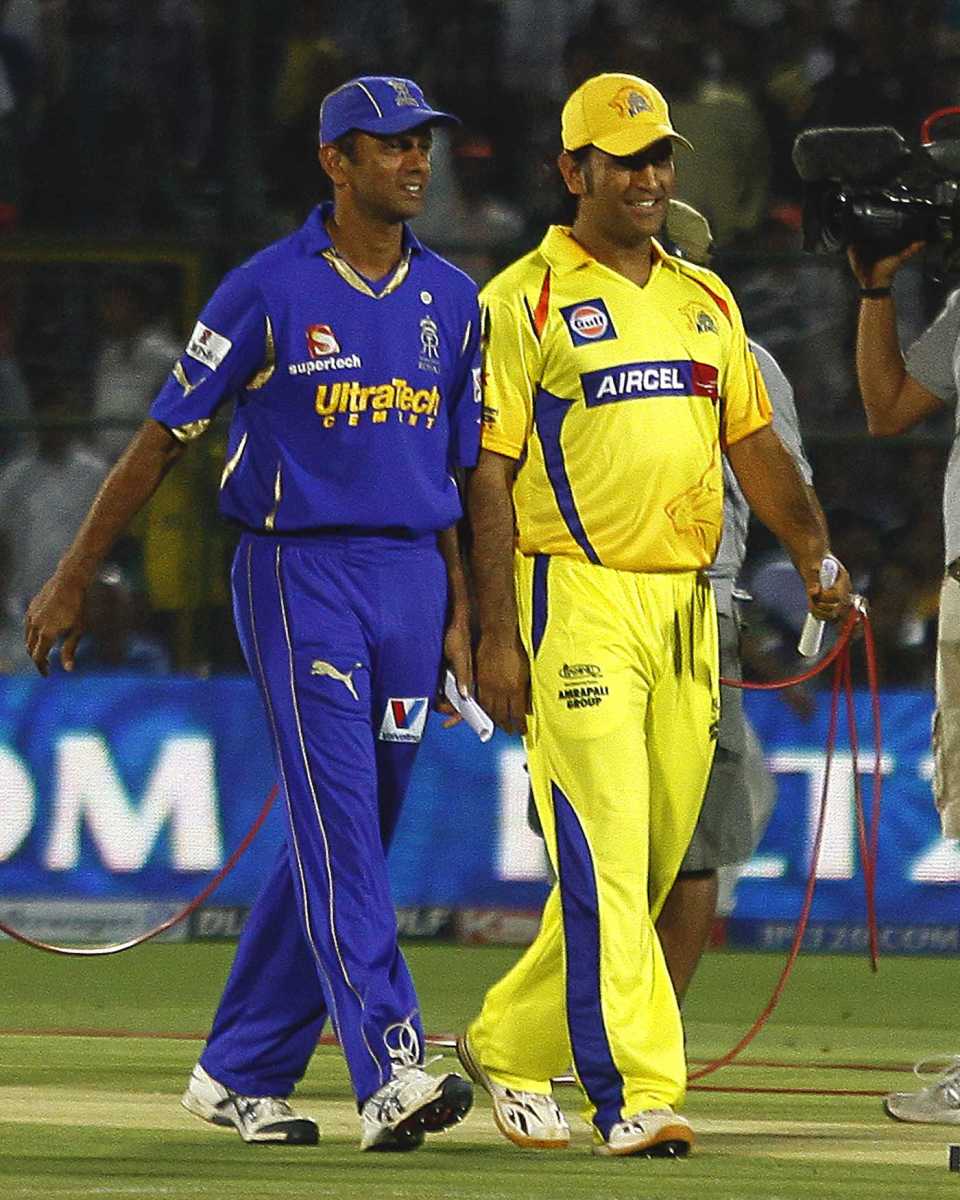 Captains Rahul Dravid and MS Dhoni walk back after the toss
