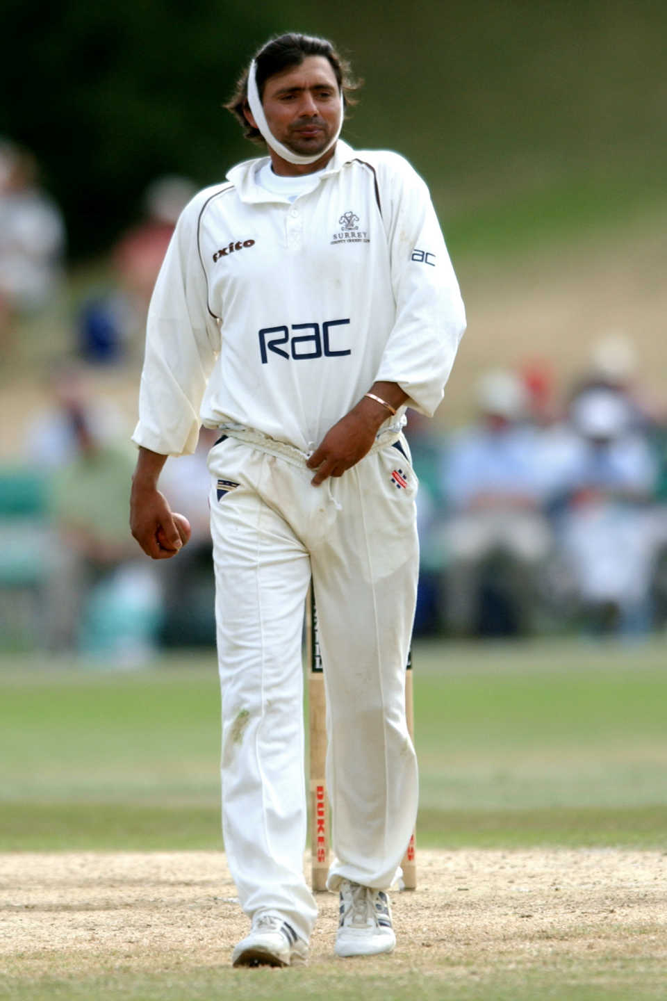 Saqlain Mushtaq attempts to intimidate the opposition with the positioning of his headband