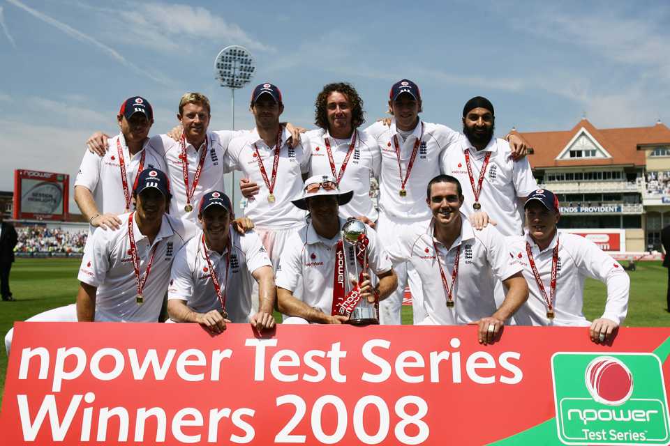 England's XI poses with the trophy, England v New Zealand, 3rd Test, Trent Bridge, June 8, 2008