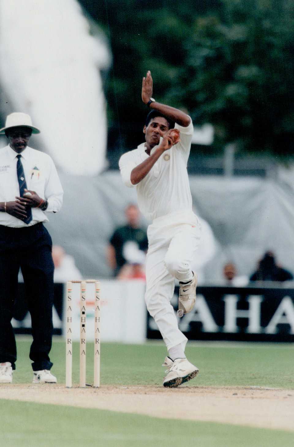 Abey Kuruvilla bowls, India v Pakistan, first ODI, Toronto, September 13, 1997