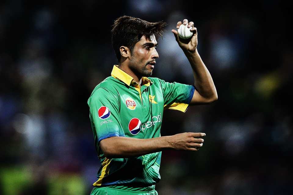 Mohammad Amir gets ready to bowl,  New Zealand v Pakistan, 2nd T20I, Hamilton, January 17, 2016