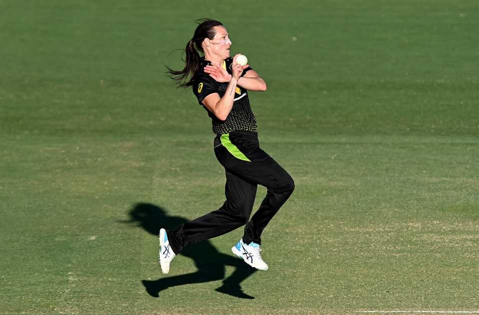 Megan Schutt sizes up her target, Australia v New Zealand, 1st T20I, Brisbane, September 26, 2020