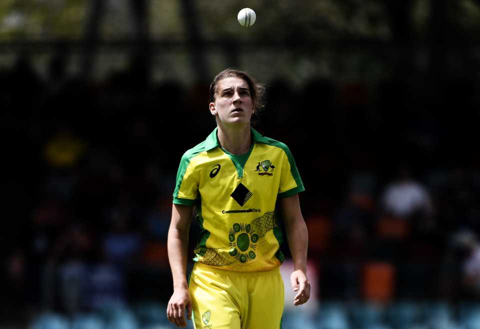 Annabel Sutherland tosses the ball in the air, Australia v England, T20I tri-series, Canberra, February 1, 2020