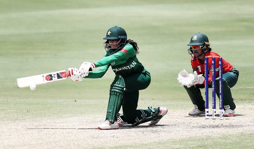 Omaima Sohail looks to sweep, Bangladesh Women v Pakistan Women, T20 World Cup warm-up, Brisbane, February 20, 2020