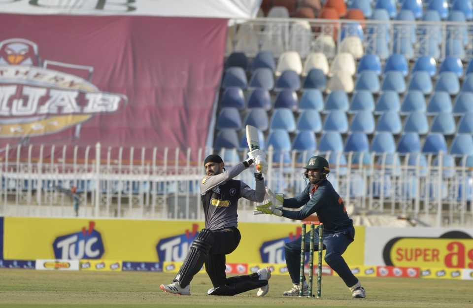 Shoaib Malik shapes up for a big hit