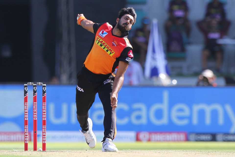 Vijay Shankar bowled an economical spell, completing his quota for the first time in the IPL, Sunrisers Hyderabad vs Kolkata Knight Riders, IPL 2020, Abu Dhabi, October 18, 2020