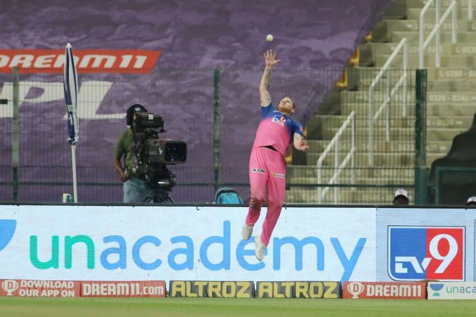 Ben Stokes attempts a catch at the boundary line, Rajasthan Royals vs Mumbai Indians, IPL 2020, Abu Dhabi, October 25, 2020