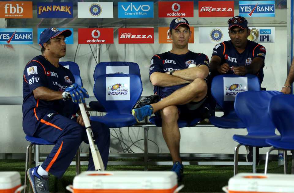 Shane Bond and Mahela Jayawardene watch the action from the dugout