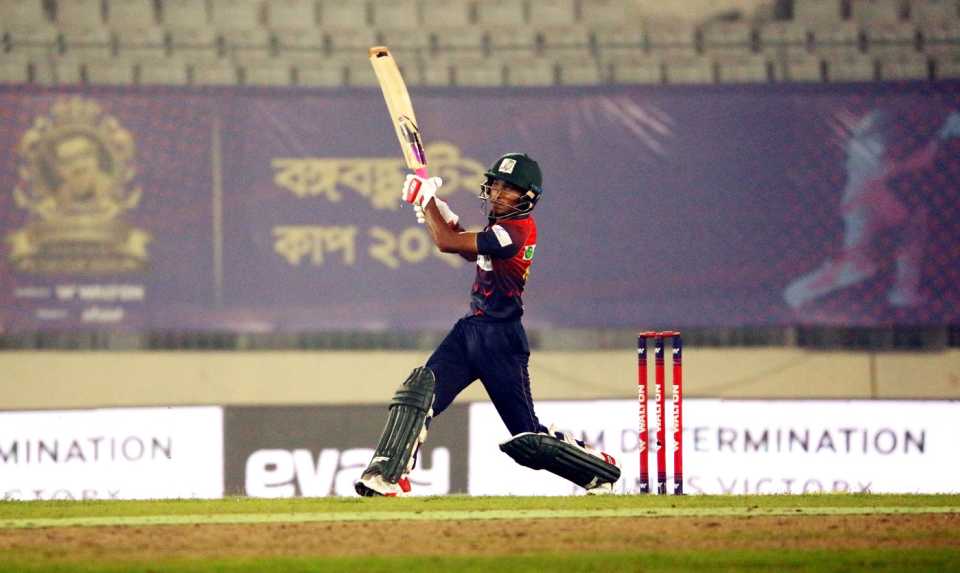 Afif Hossain heaves one away, Beximco Dhaka vs Fortune Barishal, Bangabandhu T20 Cup, Dhaka, December 12, 2020