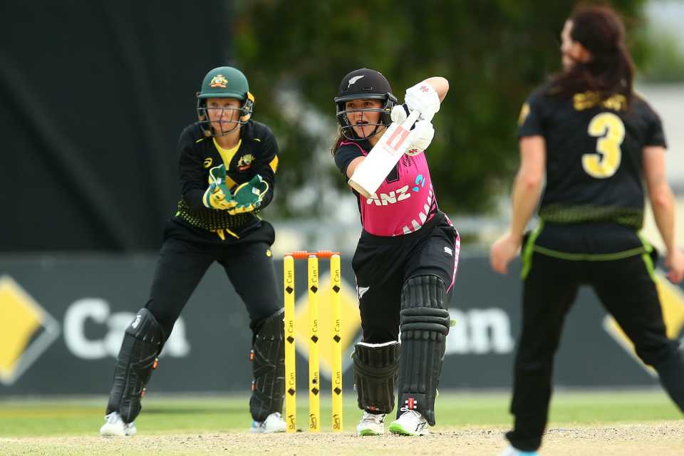 Amelia Kerr connects with the winning shot, Australia v New Zealand, 3rd women's T20I, Allan Border Field, September 30, 2020