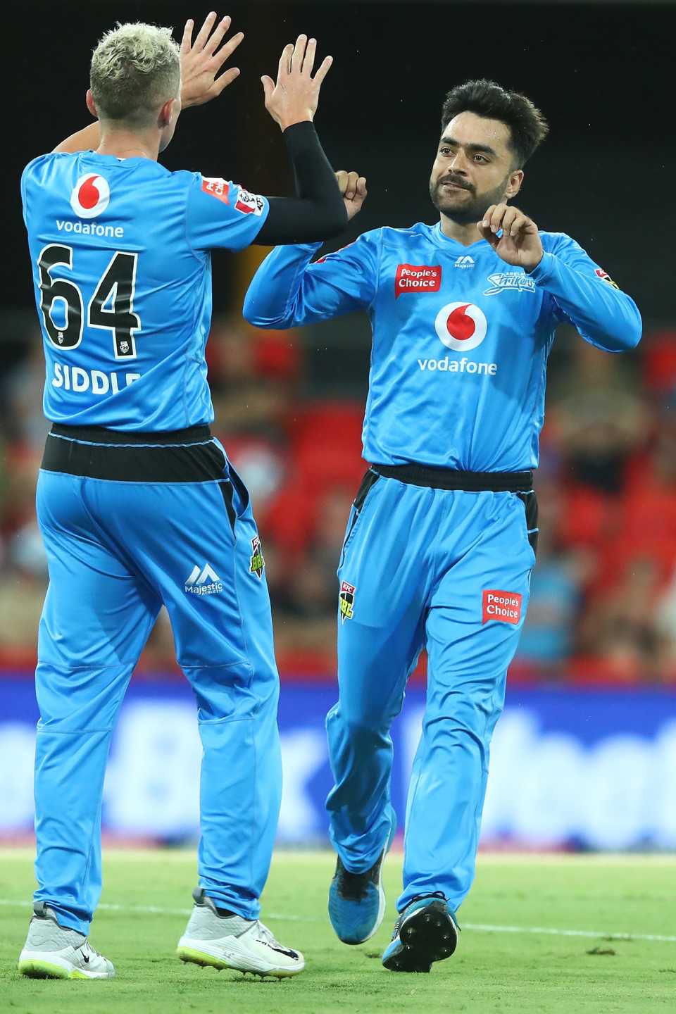 Rashid Khan celebrates with Peter Siddle after dismissing Jack Edwards, Adelaide Strikers vs Sydney Sixers, BBL 2020-21, Gold Coast, January 3, 2021
