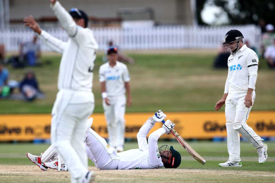 Shaheen Afridi falls to the ground after being struck by a delivery from Neil Wagner, day five, first Test, New Zealand vs Pakistan, Bay Oval, December 30, 2020 