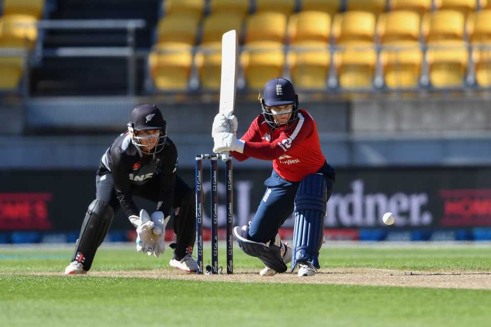 Tammy Beaumont gets into position to play a sweep, New Zealand Women vs England Women, 2nd T20I, Wellington, March 5, 2021