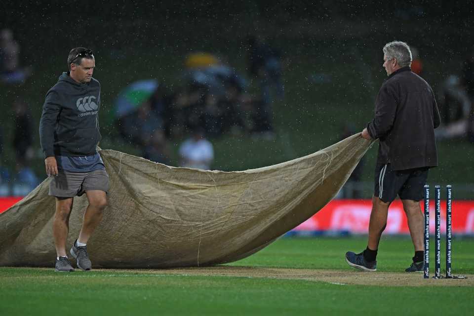 A persistent drizzle interrupted New Zealand's progress at McLean Park