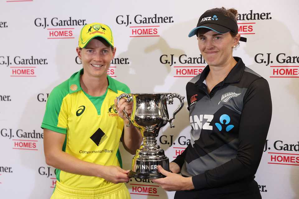 Meg Lanning and Amy Satterthwaite with the T20I series trophy, New Zealand vs Australia, 3rd T20I, Auckland, April 1, 2021