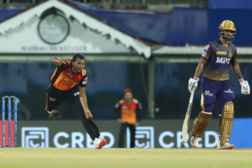 T Natarajan bowls as Nitish Rana looks on, Kolkata Knight Riders vs Sunrisers Hyderabad, IPL 2021, Chennai, April 11, 2021