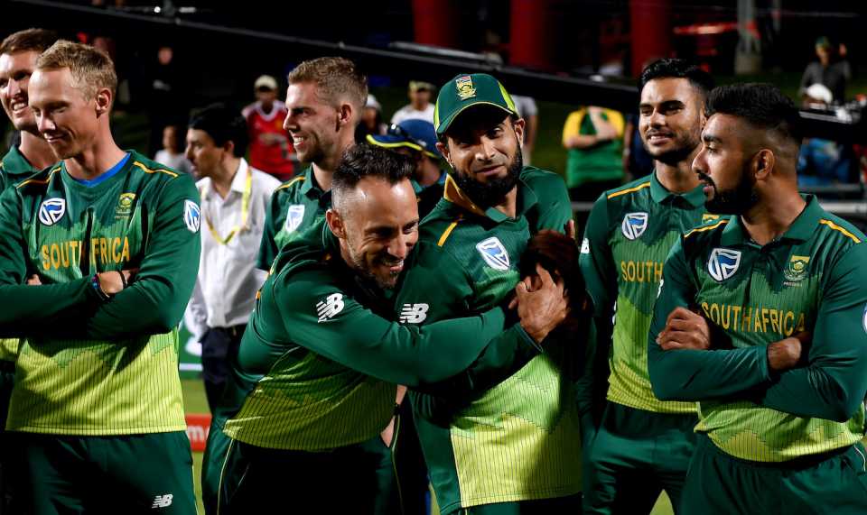 Faf du Plessis gives Imran Tahir a hug to celebrate South Africa's victory
