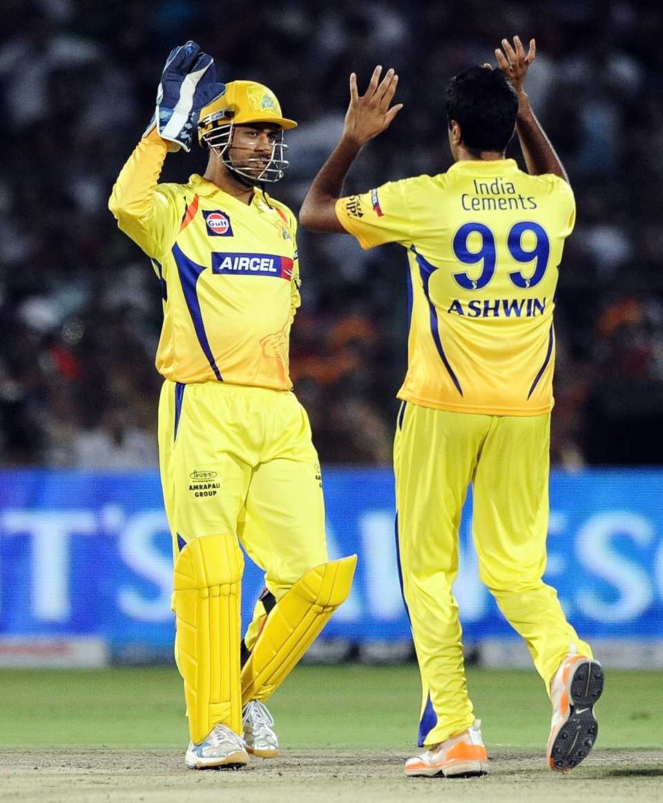 MS Dhoni and R Ashwin celebrate a wicket