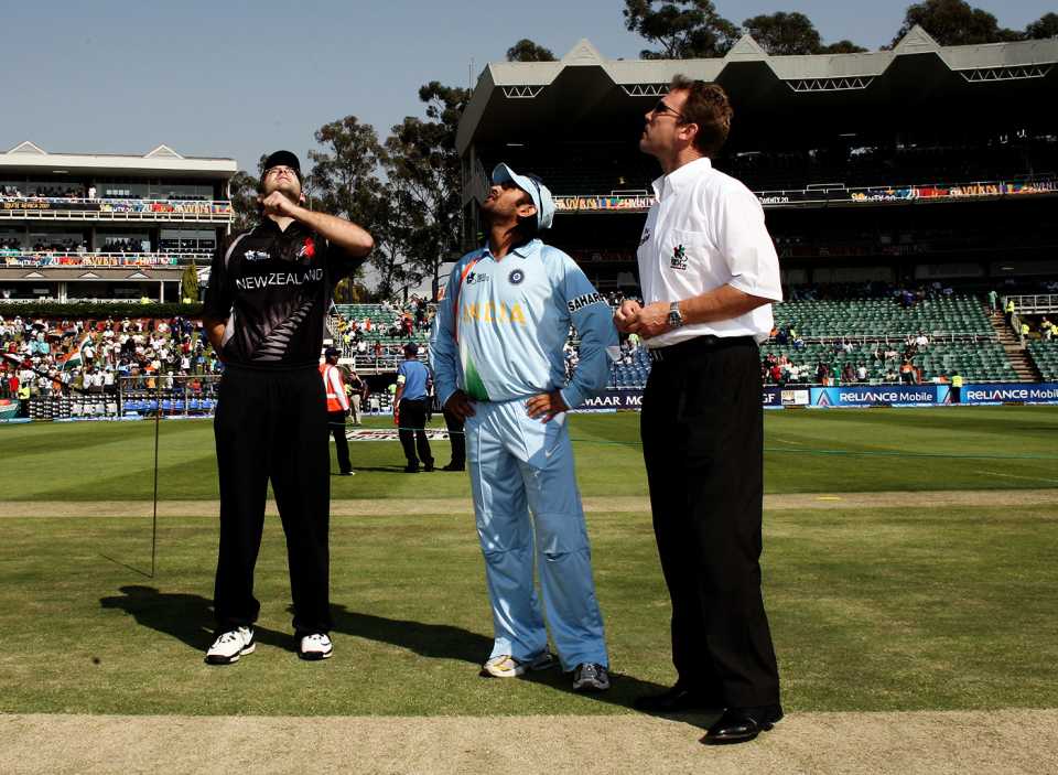 Daniel Vettori tosses the coin while MS Dhoni looks on