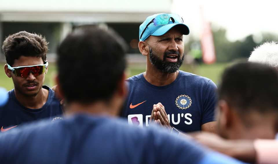 Paras Mhambrey talks to India's Under-19 players, India v Pakistan, U-19 World Cup semi-final, Potchefstroom, February 4, 2020