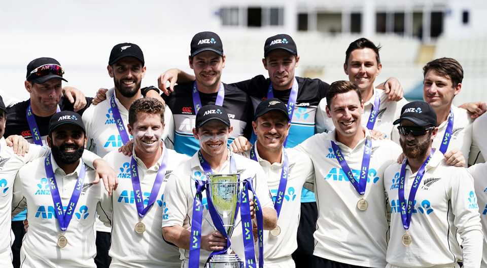 New Zealand players with the trophy after clinching the series against England, England vs New Zealand, 2nd Test, Birmingham, 4th day, June 13, 2021