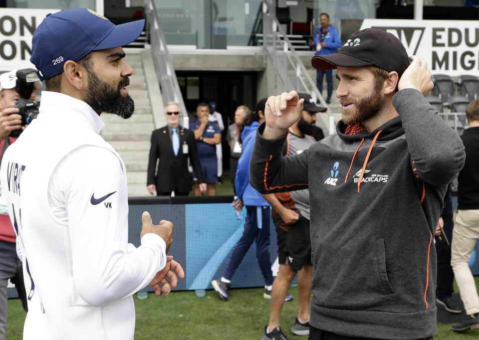 Virat Kohli and Kane Williamson have a chat following the day's play