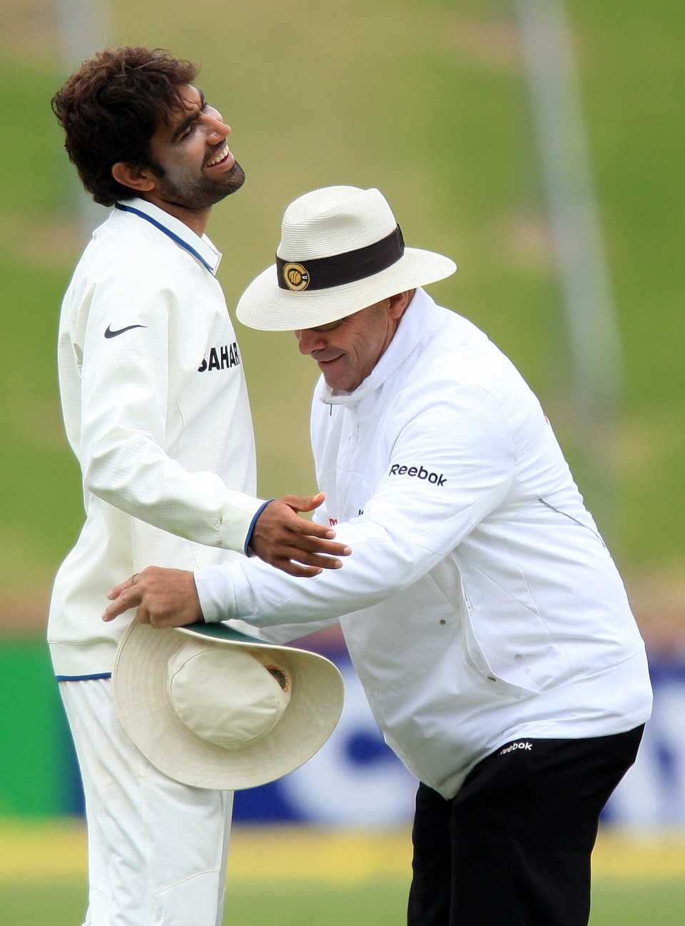 Munaf Patel is jokingly searched by the umpire for the ball after it went missing,  day five, third Test, New Zealand vs India, Basin Reserve, Wellington, April 7, 2009