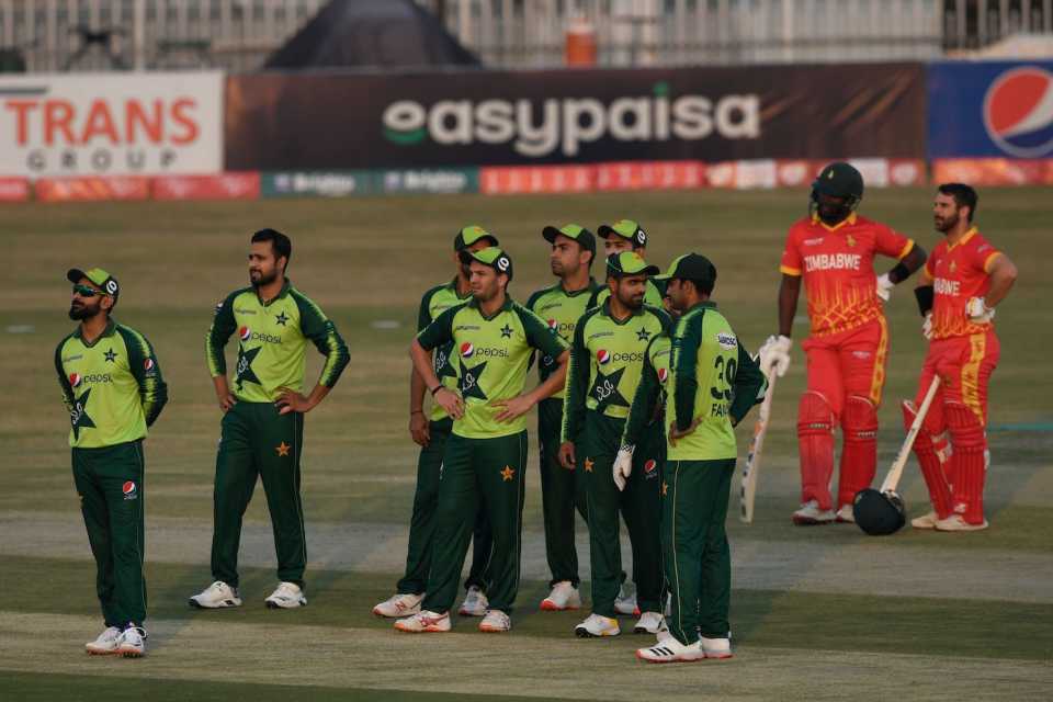 Pakistan wait for the third umpire's decision, Pakistan vs Zimbabwe, 2nd T20I, Rawalpindi, November 8, 2020