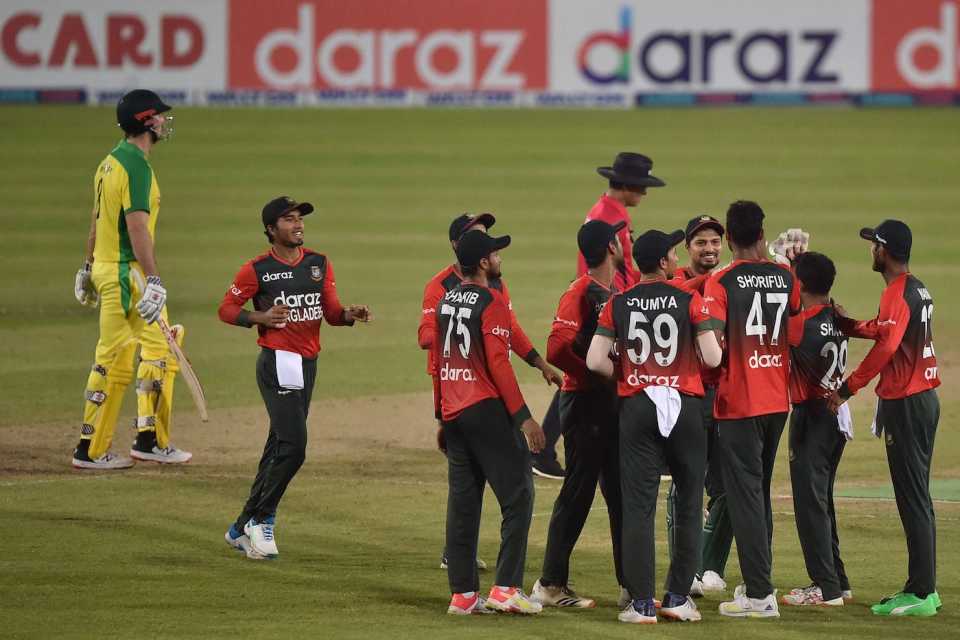 Shoriful Islam celebrates Moises Henriques' wicket with his team-mates, Bangladesh vs Australia, 3rd T20I, Dhaka, August 6, 2021