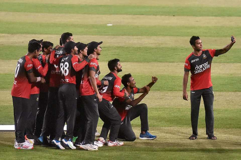 Mohammad Saifuddin takes a selfie with the Bangladesh team after the series win, Bangladesh vs Australia, 5th T20I, Dhaka, August 9, 2021