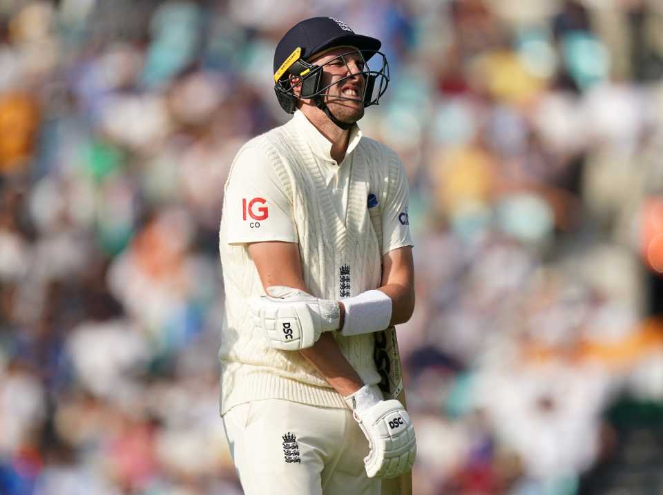 Craig Overton leaves the field upon his dismissal, clutching his elbow after being hit by the ball, England vs India, 4th Test, The Oval, 5th day, September 6, 2021
