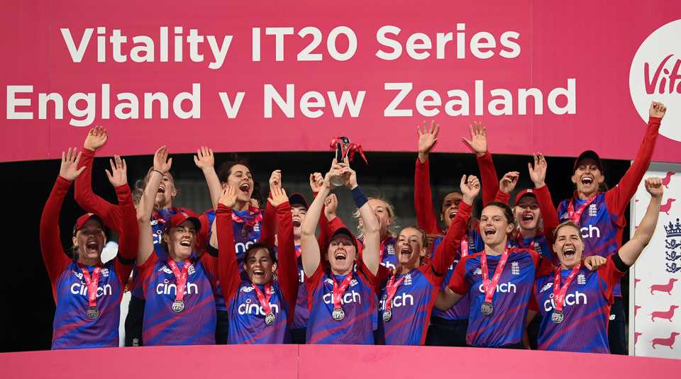Heather Knight holds the series trophy aloft, England vs New Zealand, 3rd women's T20I, Taunton, September 9, 2021