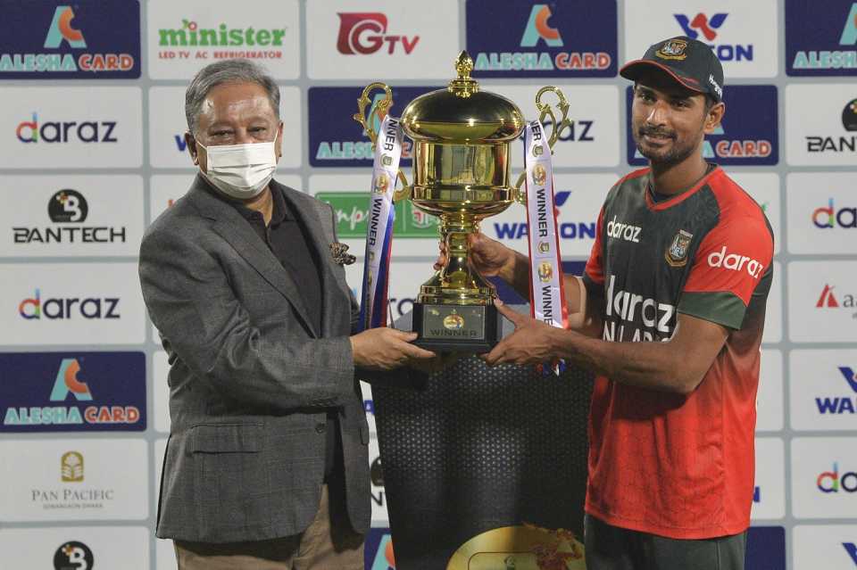 Mahmudullah receives the trophy from BCB chief Nazmul Hassan