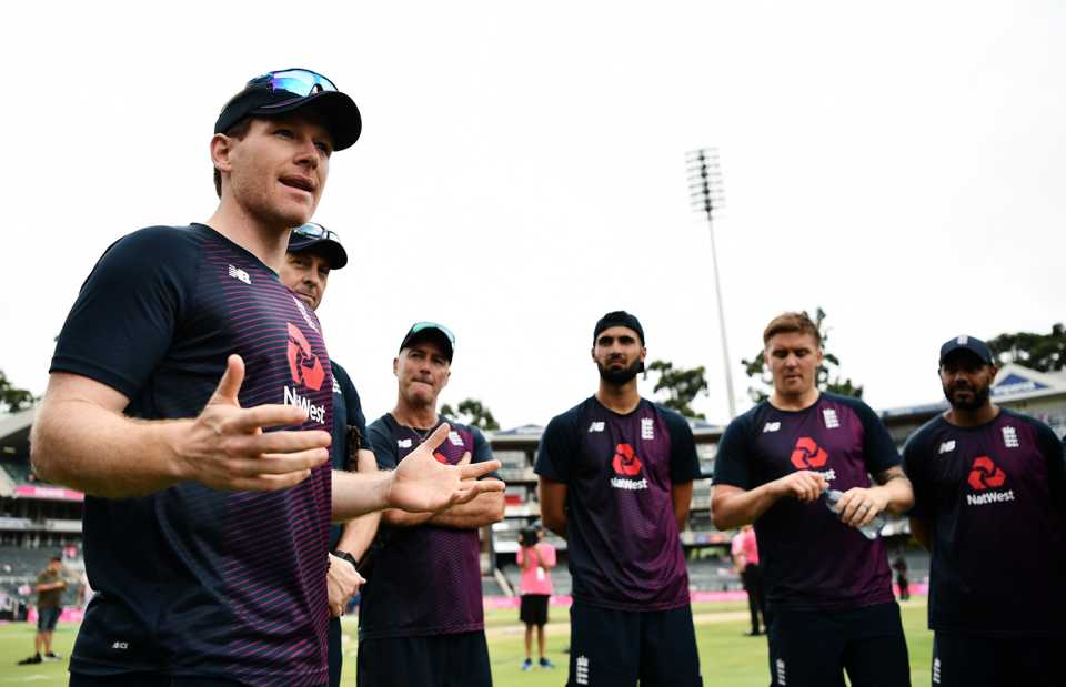 Eoin Morgan talks to his players, South Africa v England, 3rd ODI, Johannesburg, February 9, 2019